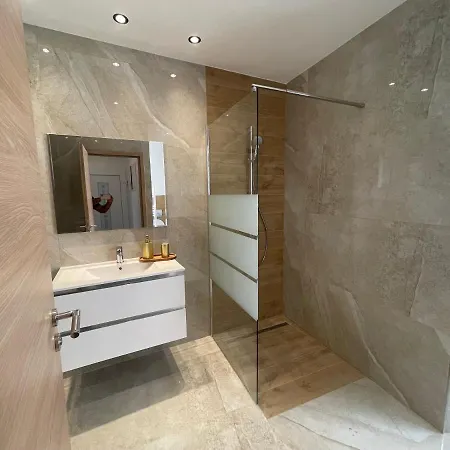 Luxury Apartment *